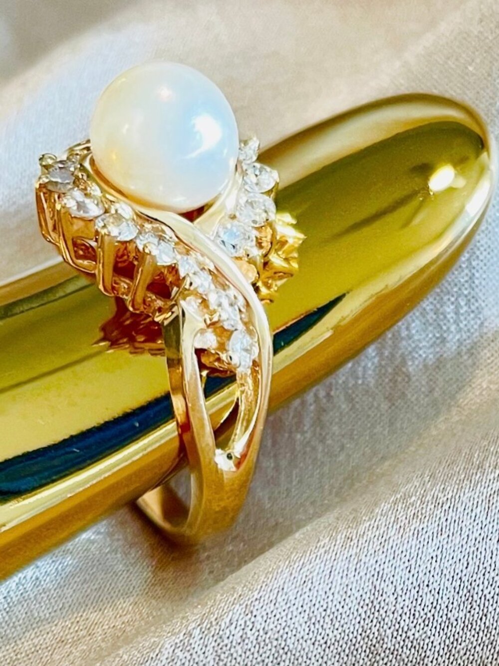 RARE Vintage 1990s Columbia Diamond Co Cultured Pearl & Diamond Halo Ring